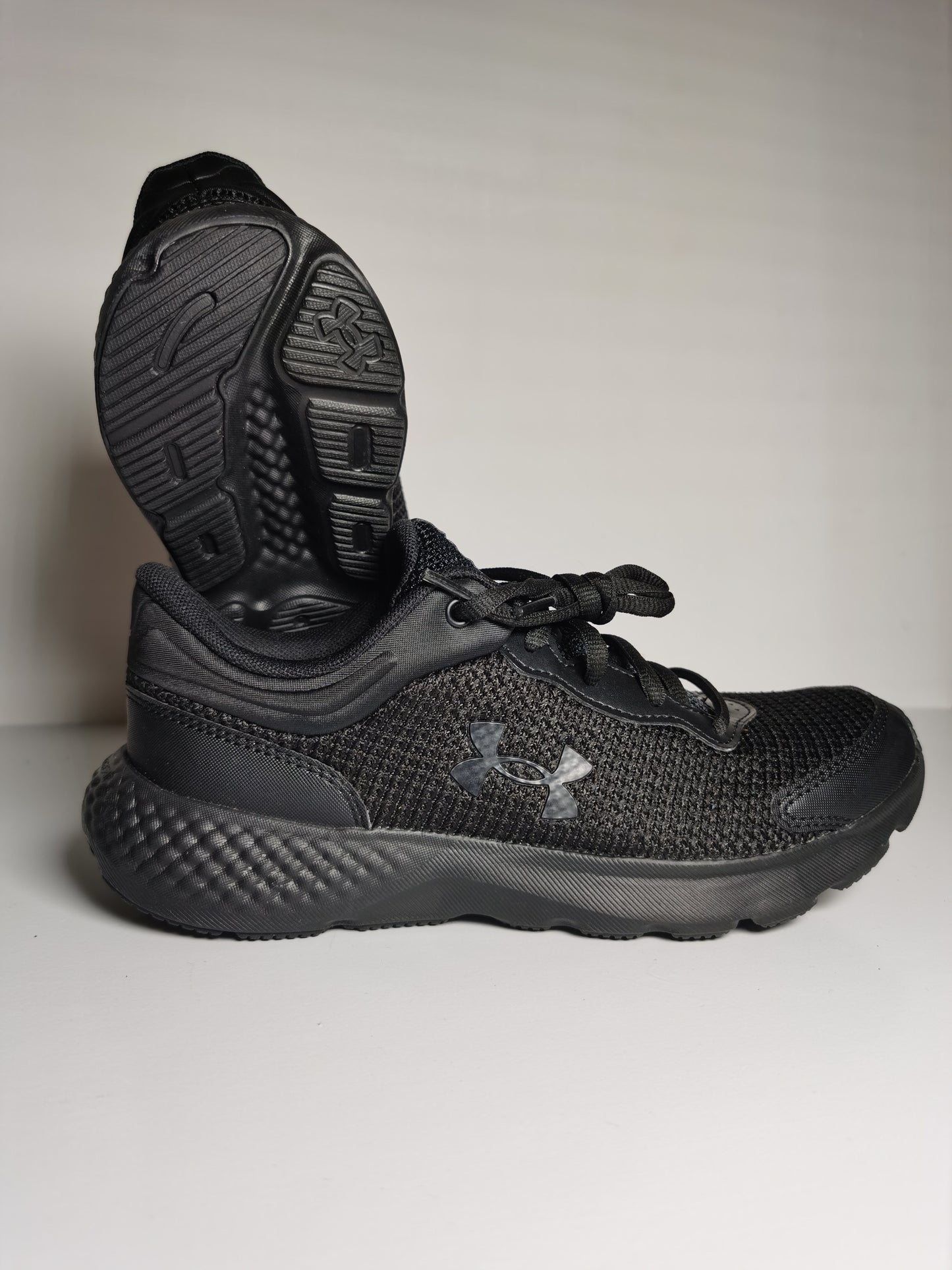 Under Armour Charged Negro No 23.5