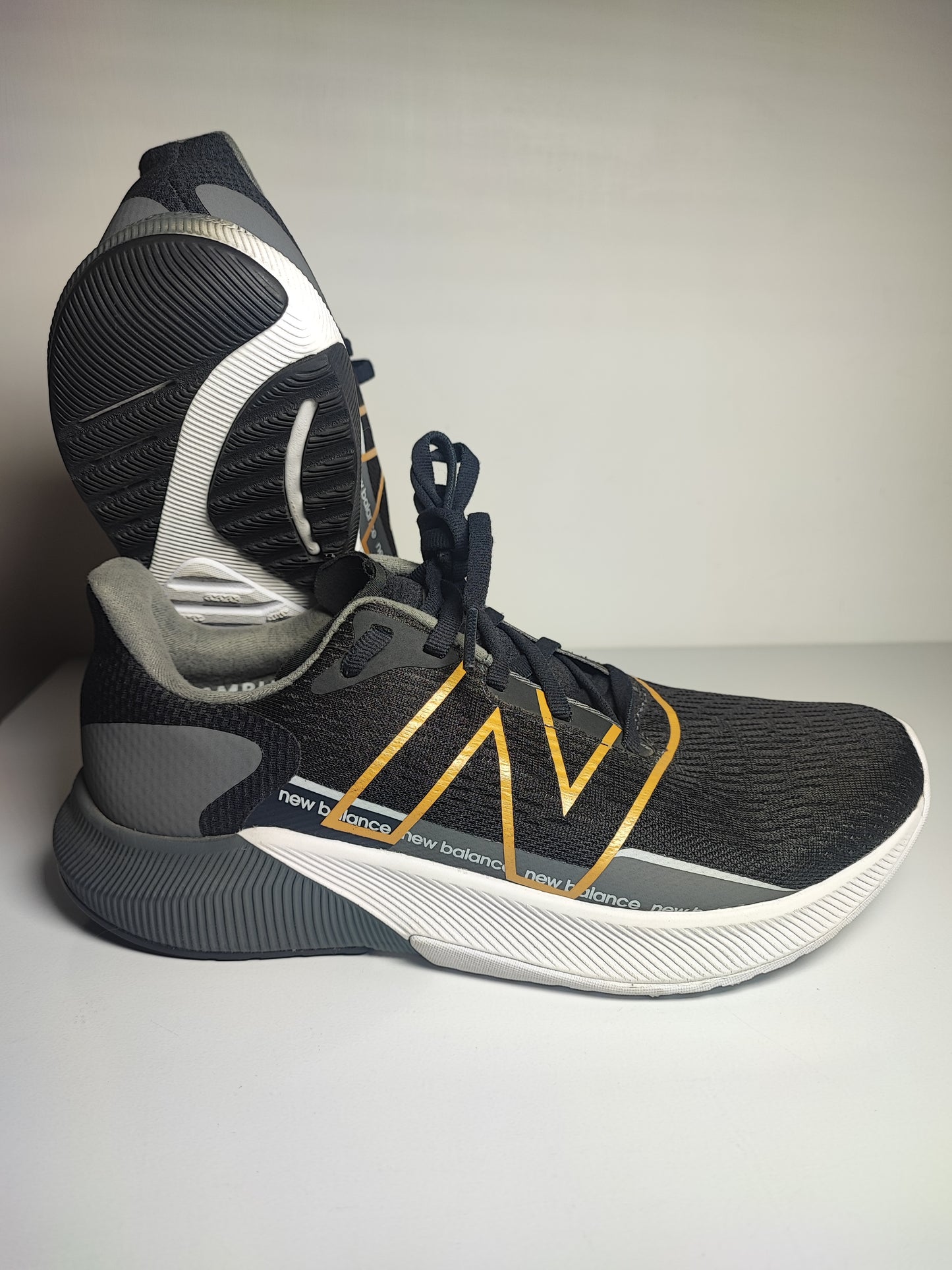 New Balance Propel Gris / Dorado No 24