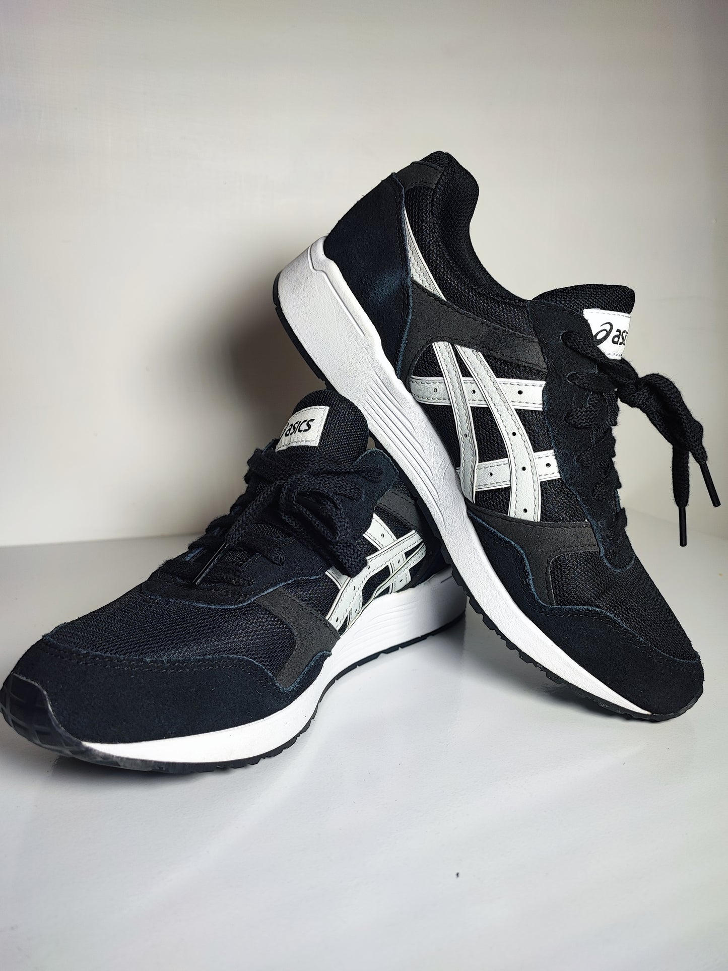 Asics Casua H8K2L Negro / Blanco No 26