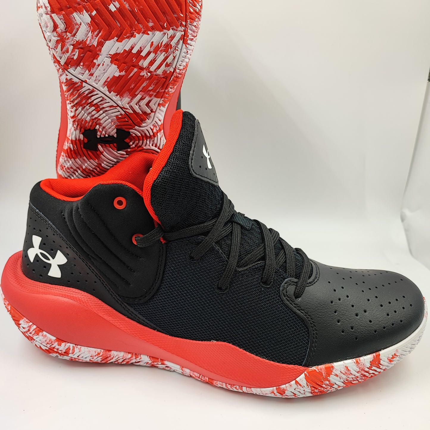 Under Armour Basketball Med Negro / Rojo No 28