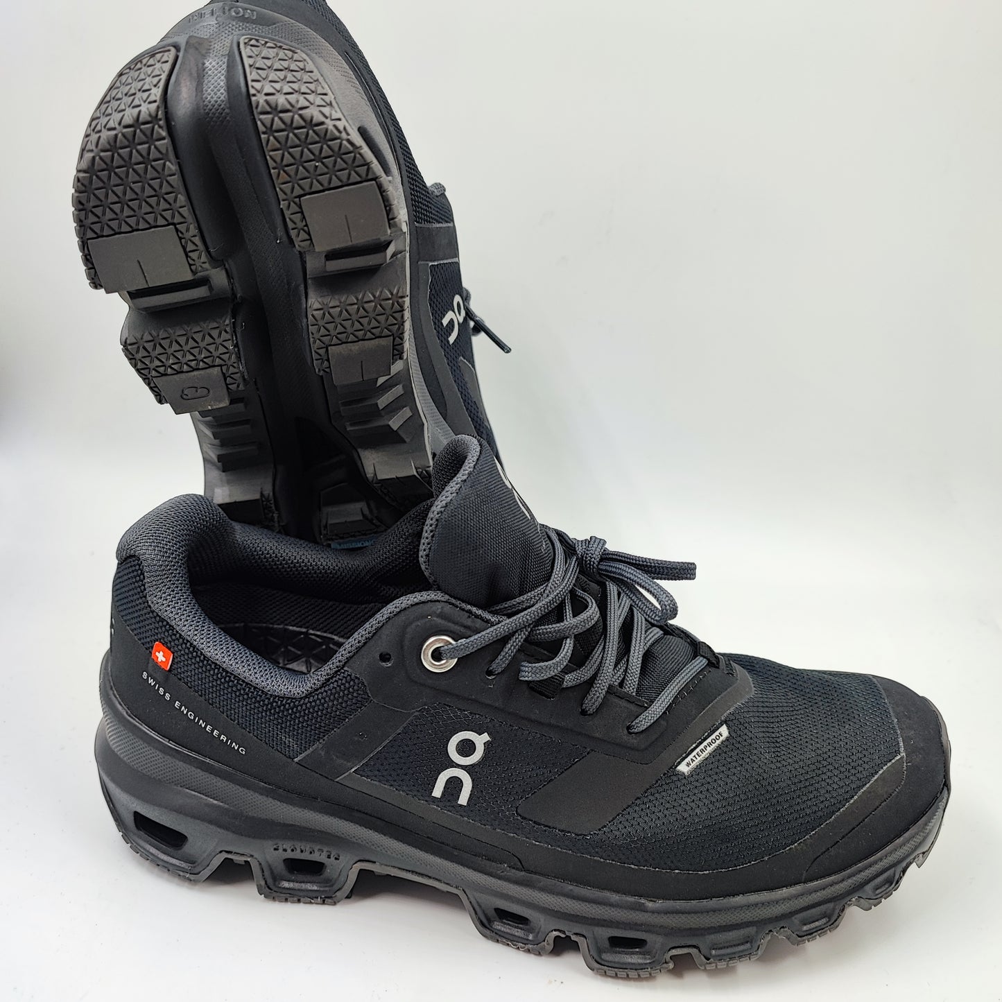 On Cloud Swiss Helion Running Negro No 23