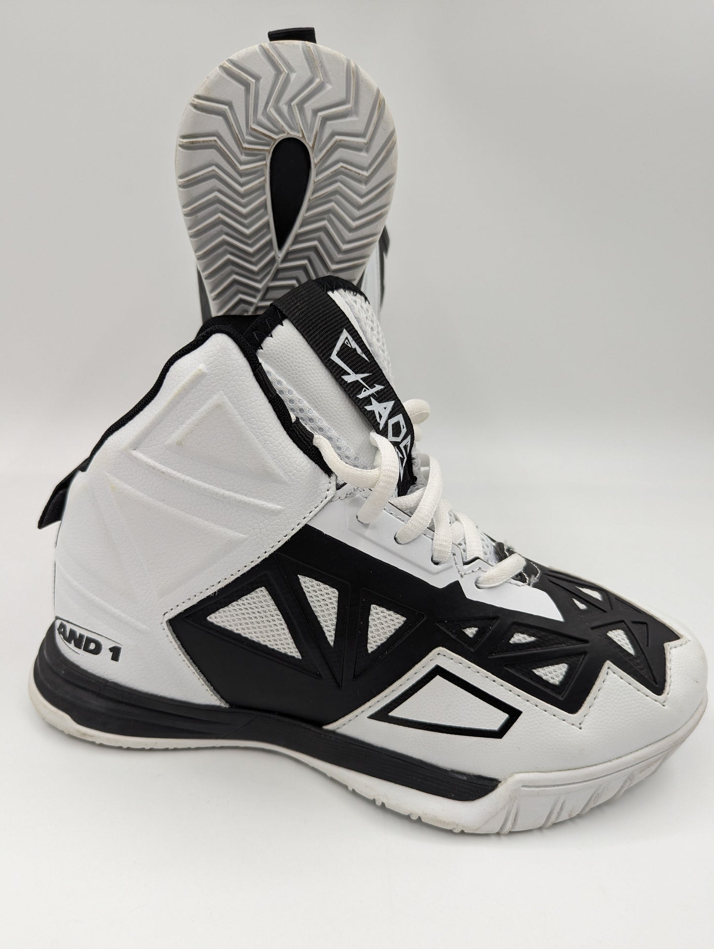 And 1 Basketball Bota Blanco / Negro No 23